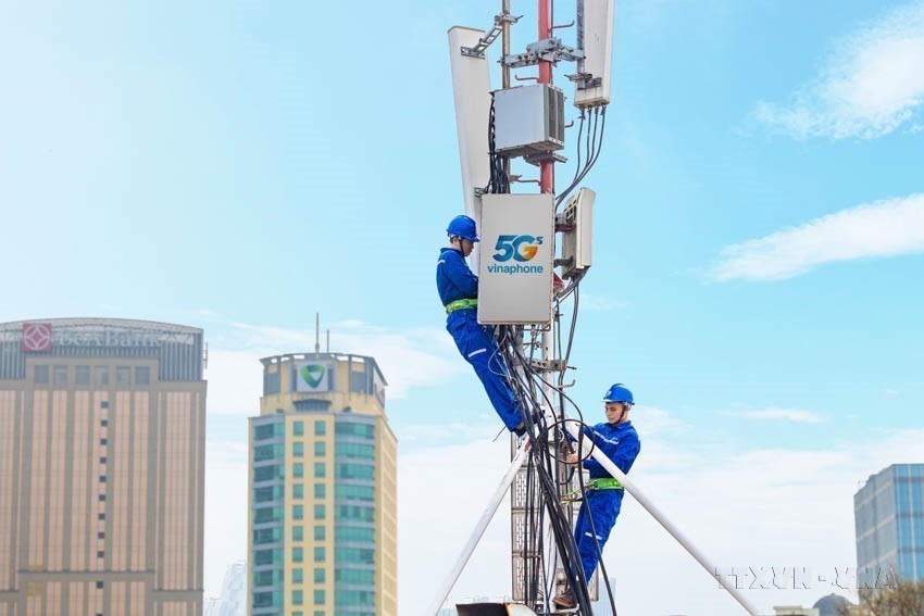 Tập đoàn VNPT khẩn trương triển khai lắp đặt hạ tầng và trạm thu phát sóng VinaPhone 5G trên toàn quốc. (Ảnh: Minh Quyết/TTXVN)